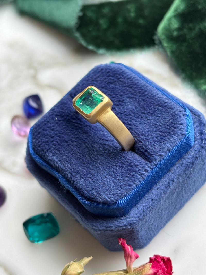 18k Brushed Finish 1.10cttw Natural Emerald Ring