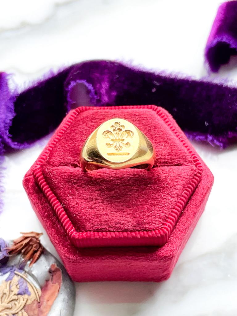 18k Vintage Fluer de Lis Signet Ring