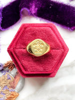 18k Vintage Fluer de Lis Signet Ring