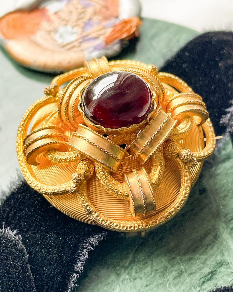 15k Victorian Garnet Cabochon Gold Brooch